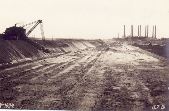Eimerkettendampfbagger im Tiefschnitt 1919